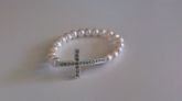 Pulseira de perolas com cruz
