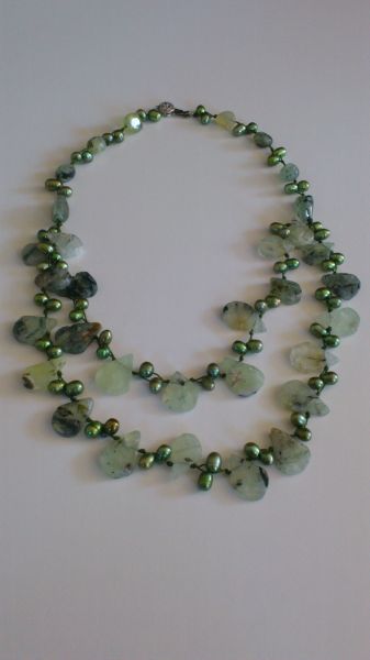 Colar com perolas e quartzo verde