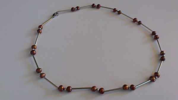 Colar com perolas marron