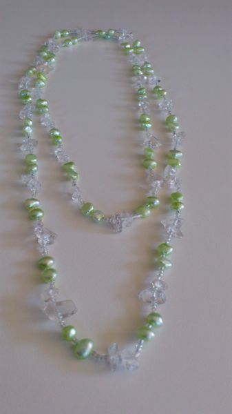 Colar com perolas verdes e cristais