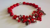 Colar com pedras vermelho